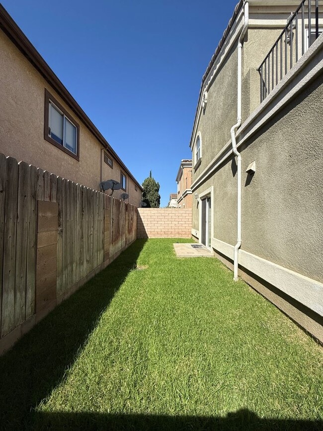 Building Photo - Centrally Located Large Two Story Home on ...