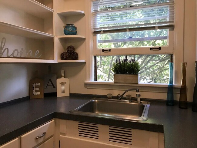 Building Photo - Spacious Studio, Available Now, Great loca...