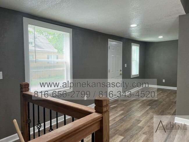 Building Photo - Updated NE Home!