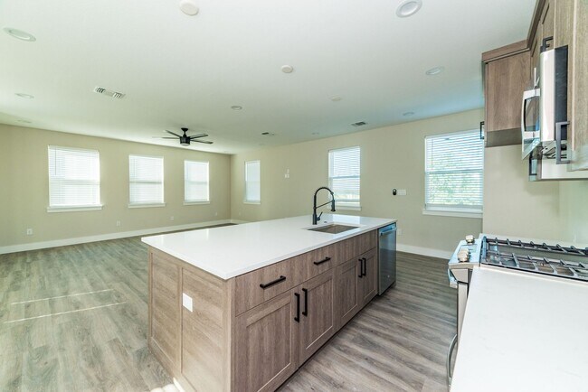 Building Photo - 1618 W Lawndale Dr