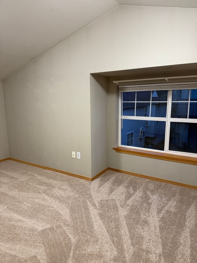 Building Photo - Updated 3 beds/ 2 bath townhome for rent!