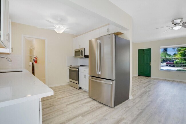 Building Photo - 3800 Calvin Ave