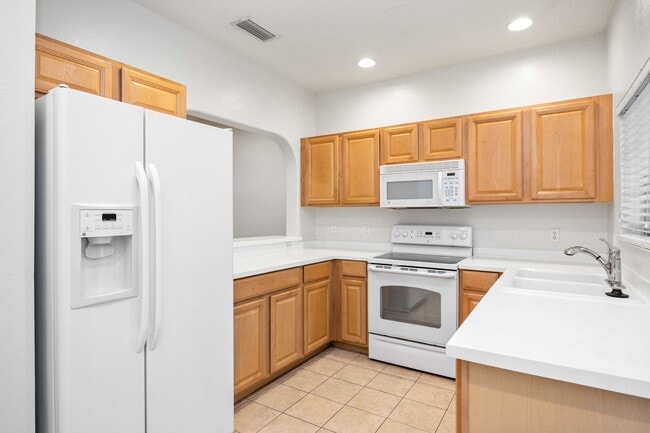 Building Photo - Delightful 2BR, Den /2.5BA Townhouse (Townhomes at Lighthouse Cove)