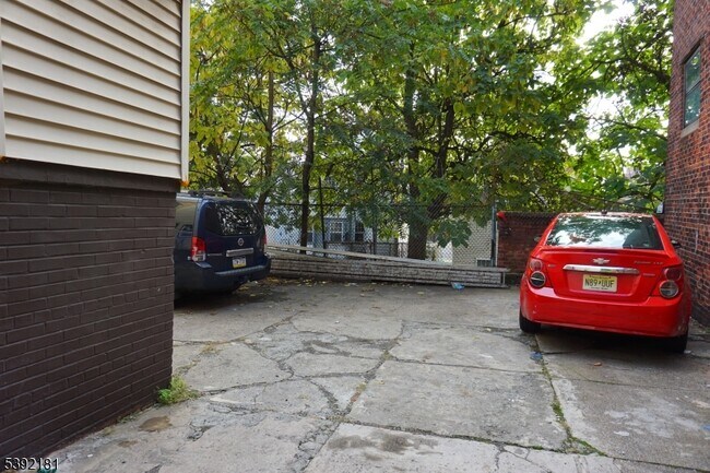 Building Photo - 85 Clifton Ave