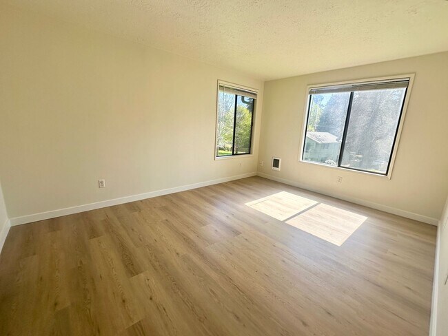 Building Photo - **$500 move in credit. Lake Oswego Refreshed 2nd Story 2 bed/1 bath Condo- W/S/G Included