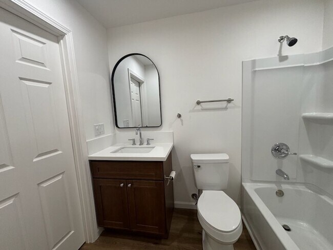 Building Photo - 942 W El Morado Ct