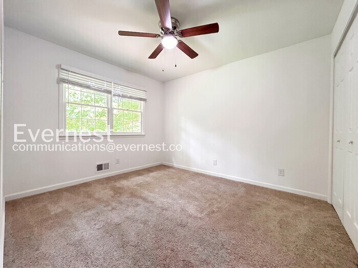 Building Photo - 323 N Briar Ridge