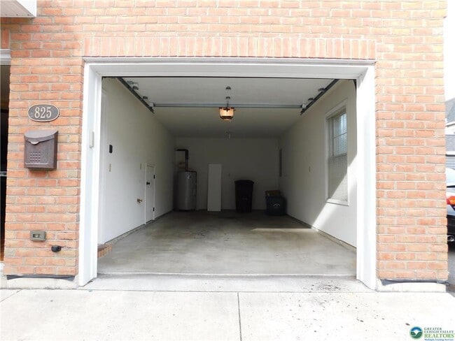 Building Photo - 821 Masslich St