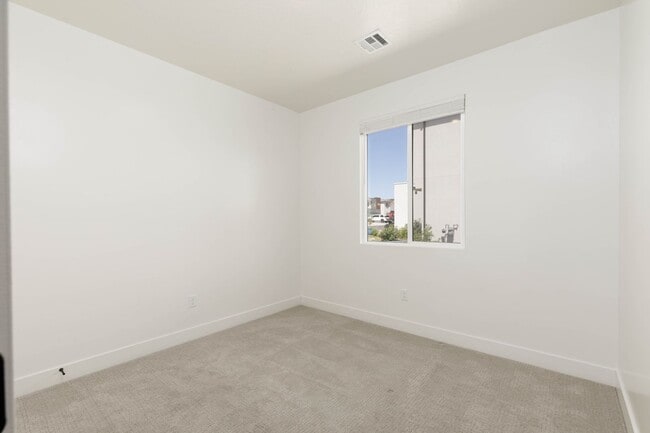 Building Photo - 3 bed plus office / 2.5 bath / 3 car Singl...