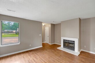 Building Photo - MOVE IN SPECIAL! Two Bedroom Pet-Friendly Unit in Gadsden Acres!