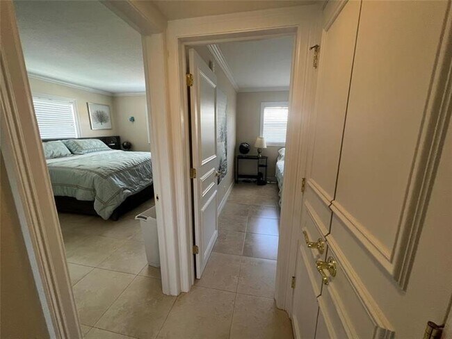 Building Photo - 1221 SE 3rd St