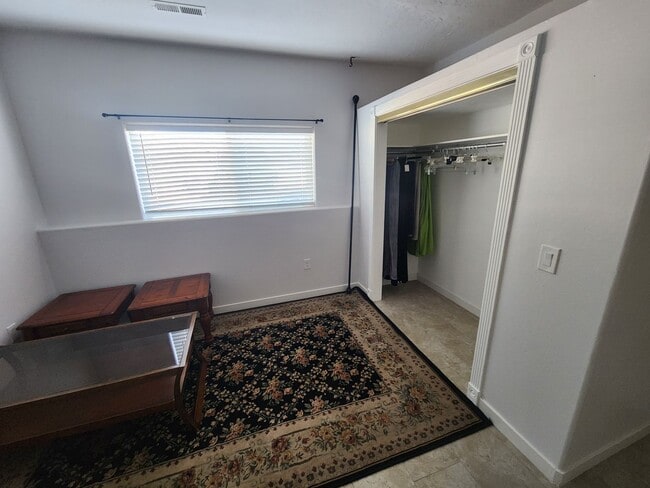 Building Photo - *utilities included* 3 bed 2 bath house in...