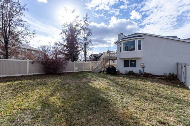 Building Photo - 2744 Newcastle Dr
