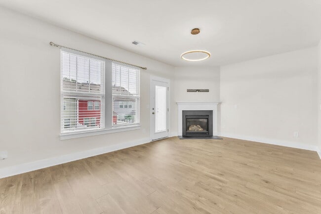 Building Photo - Beautiful 3 BR, 2.5 BA Townhome in highly ...