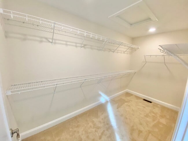 Building Photo - 3 Bedroom Townhouse Essex Junction VT Avai...
