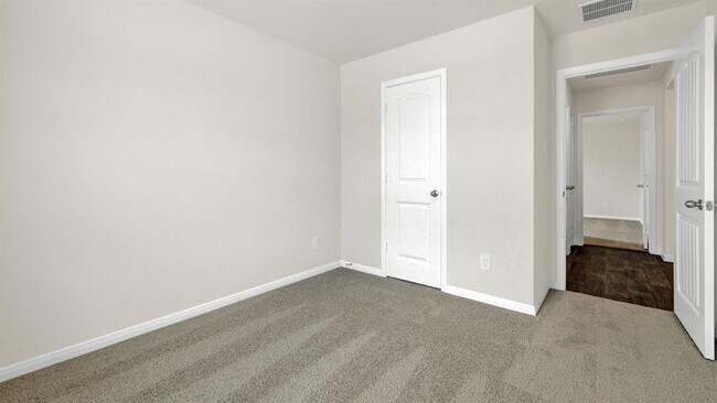 Building Photo - 332 St Thomas St