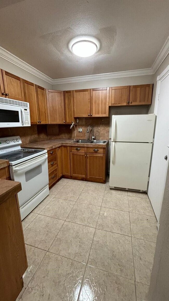 Building Photo - 1913 S Ocean Dr