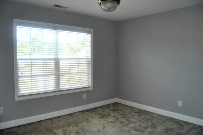 Building Photo - 5797 Highland Grove Dr