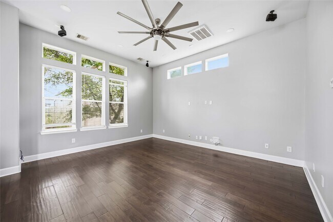 Building Photo - 708 Schwartz St