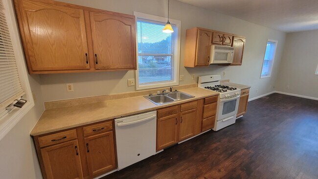 Building Photo - 3 bed, 2 bath HOUSE for RENT