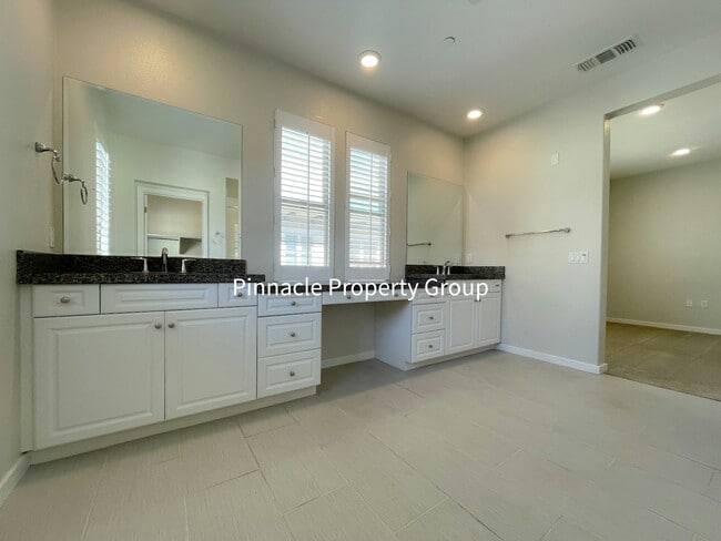 Building Photo - 1073 Foxglove Pl