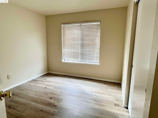 Building Photo - 730 Forest View Common