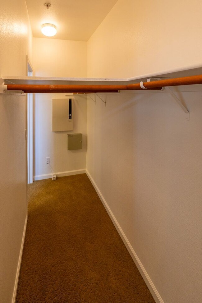 Building Photo - Beautiful 3 bedroom townhouse that is conv...