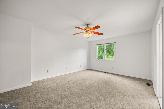 Building Photo - 267 Fox Run