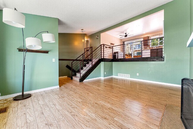 Building Photo - Beautiful 3 Bed, 2 Bath Home in Aurora with Backyard and Deck!