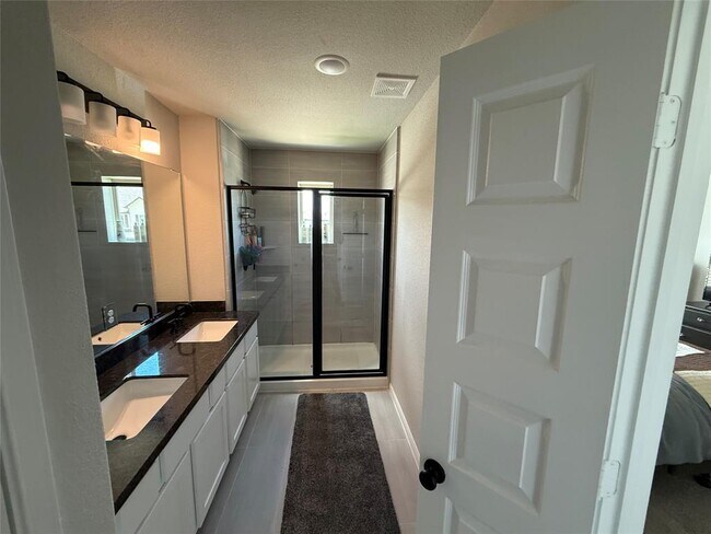 Building Photo - 5621 Hyde Park Dr
