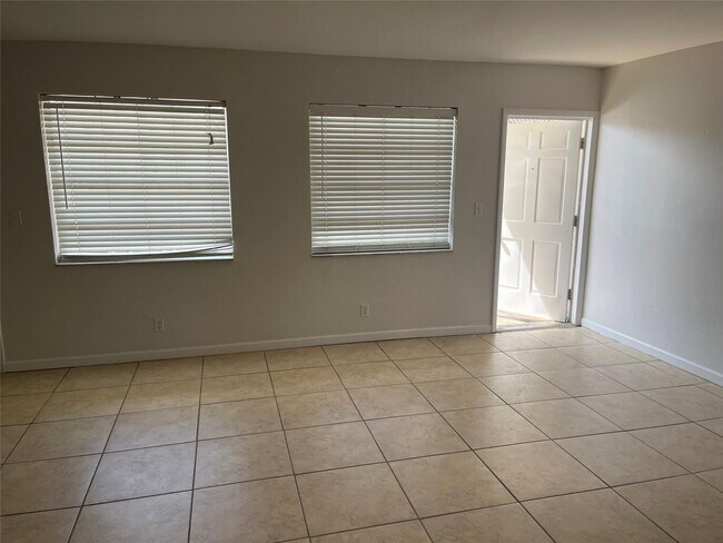 Building Photo - 4051 NE 13th Ave