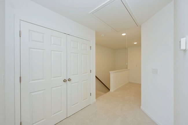 Building Photo - FREE TV!!