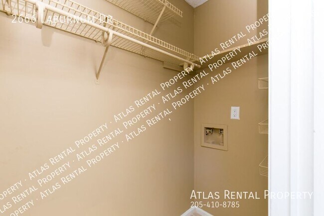 Building Photo - 2666 Laburnum Dr