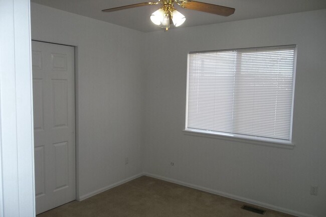 Building Photo - Spacious 5 Bedroom Home in Windsor