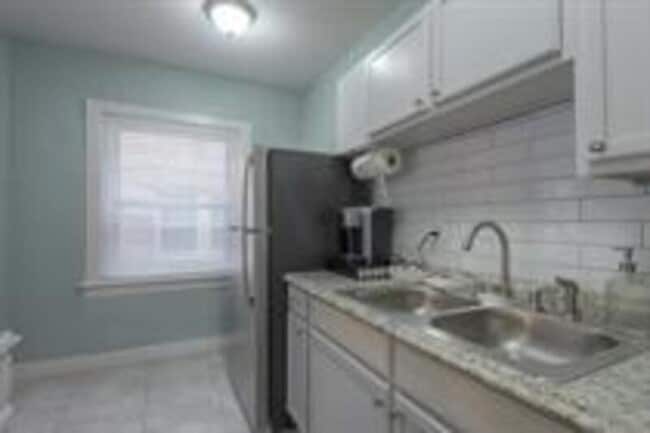 Building Photo - 722 W 37th St