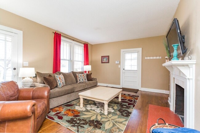 Building Photo - Cute 3 bedroom cottage