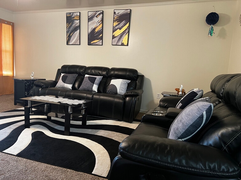 Building Photo - 512 N Chicago Ave