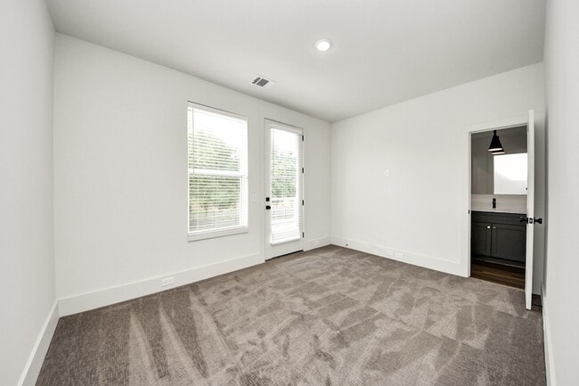 Building Photo - 879 Rachel St