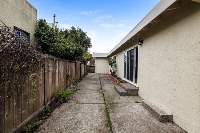 Building Photo - 3 Bedroom Home Available In Albany!