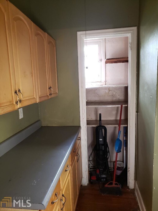 Building Photo - 586 Shannon Dr SW