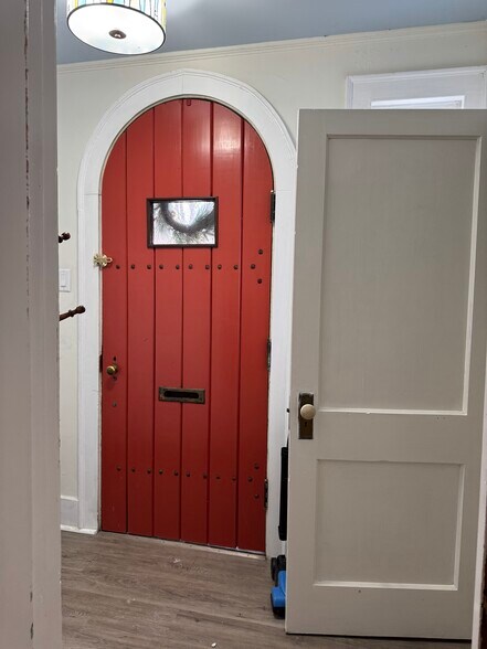 Building Photo - 245 E Hamilton Ave