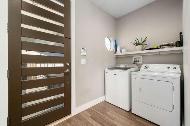 Building Photo - 484 E Kossuth St