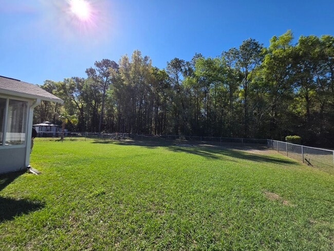 Building Photo - 2 bedroom, 1.5 bath home with 1 car garage