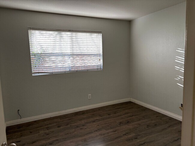 Building Photo - 2 Bedroom 2 Bath Condo Now Available - Att...