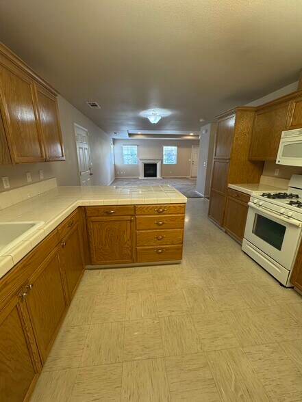 Building Photo - 2301 N Vickie Ct