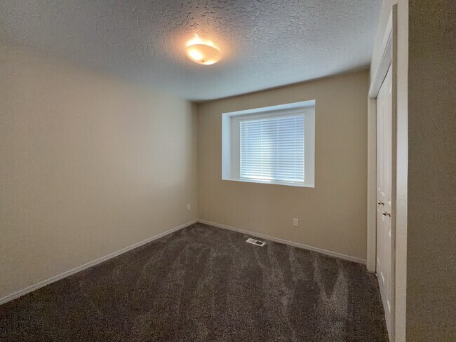 Building Photo - Perfect Location!