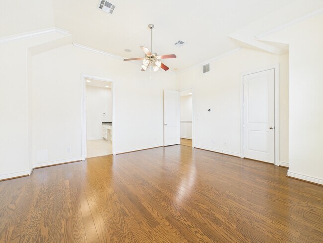 Building Photo - 11025 Sherwood Grv