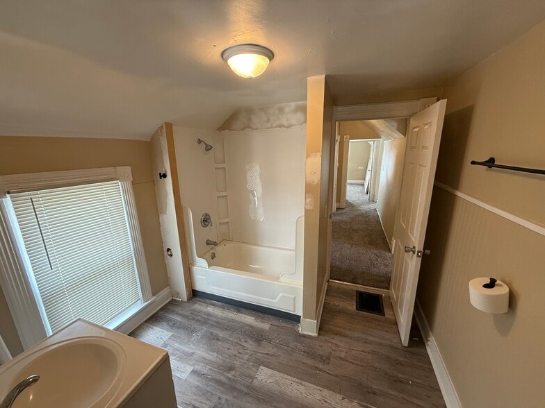 Building Photo - 5102 Walker Ave