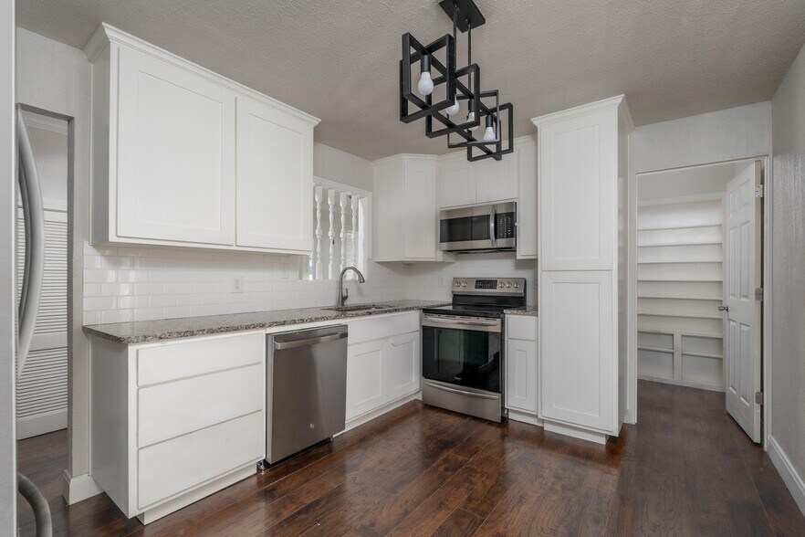 Building Photo - 3042 S 28th St