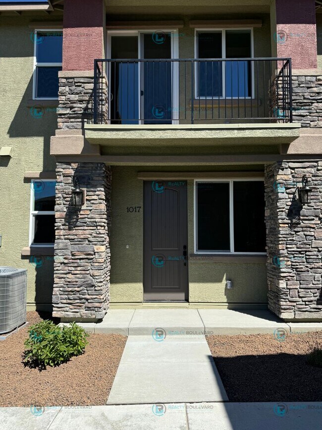 Building Photo - 3-Bedroom 2.5 Bathroom 2 car garage Condo in Carson City
